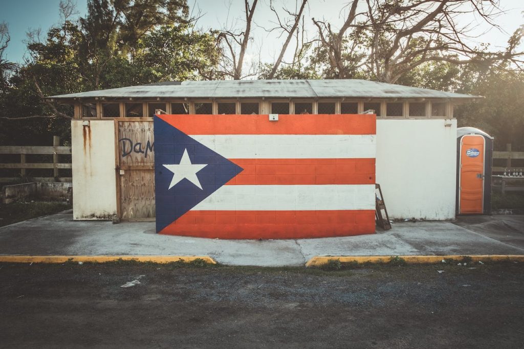 Un mural con una bandera de Puerto Rico.