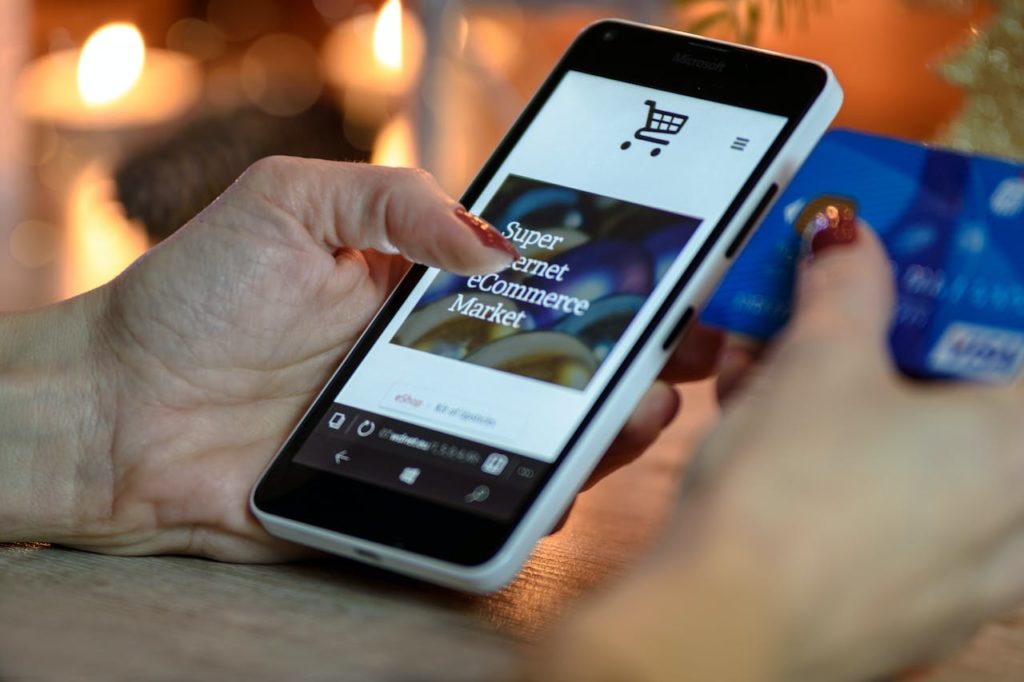 Una persona emite un pago en una página web en su teléfono usando tarjeta de crédito. 
